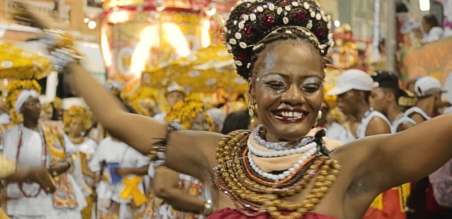 Take do filme Axé – Canto do Povo de um Lugar mostra mulher negra curtindo o carnaval