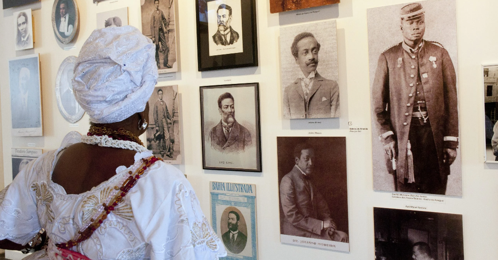 mulher olhando quadros em museu