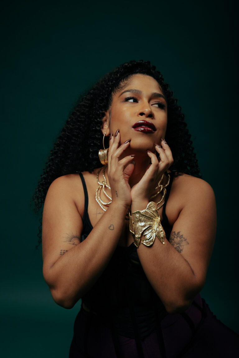 Do início ao recomeço: a trajetória da artista Drik Barbosa 