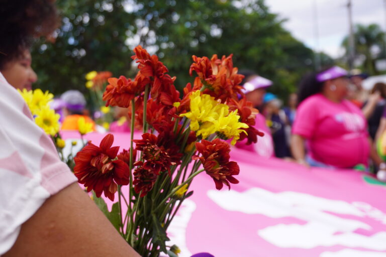 No lugar onde Tainara foi morta, sua mãe tomou a palavra