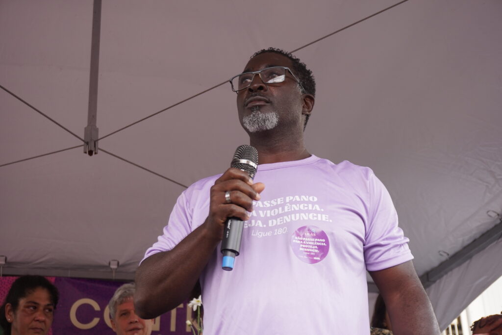 homem negro com microfone