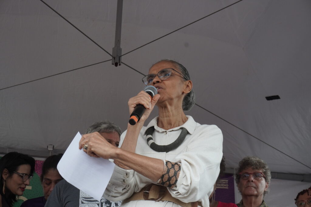 mulher negra com microfone