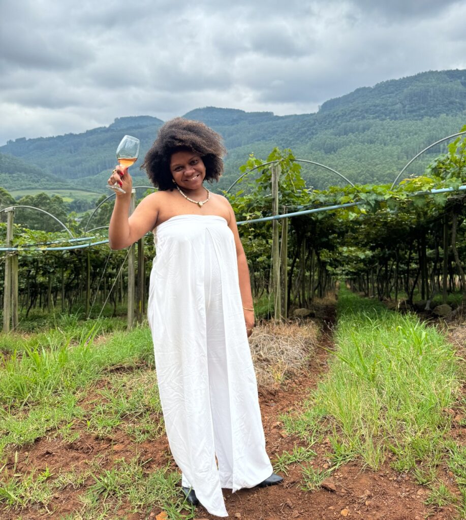 mulher negra segura taça de vinho