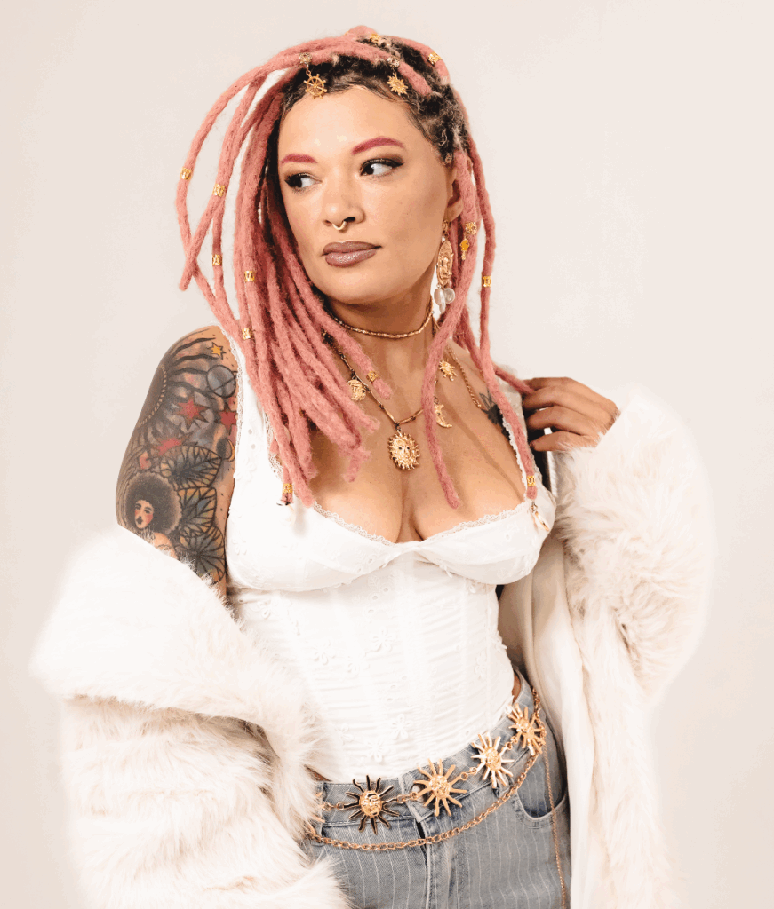 mulher com cabelo rosa