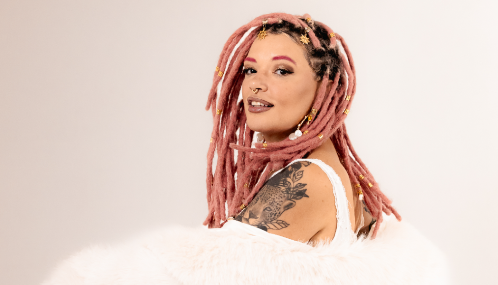 mulher com cabelo rosa