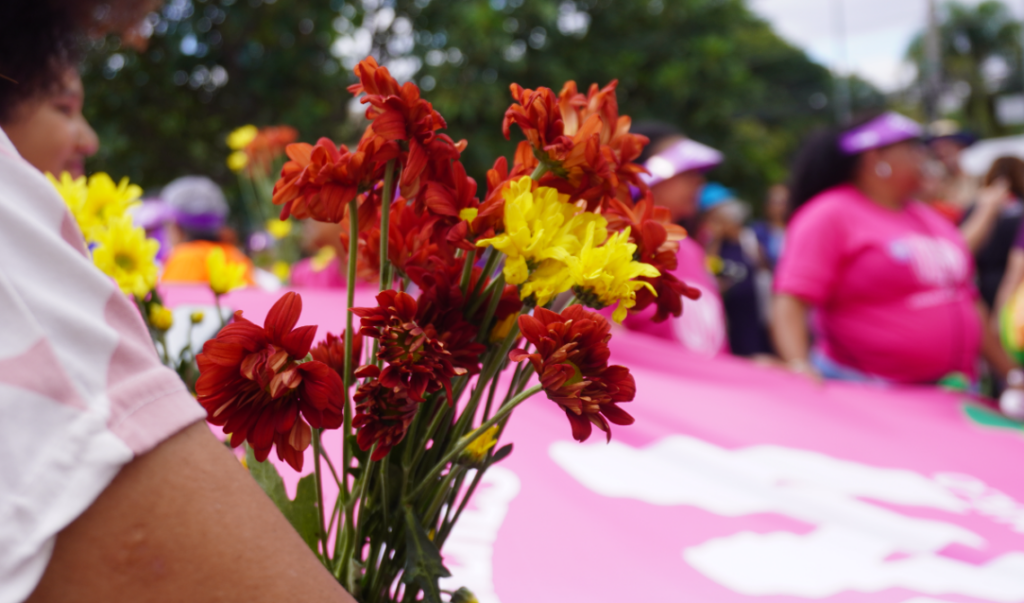 flores em ato contra feminicídios