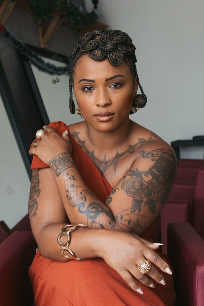 mulher negra de tranças