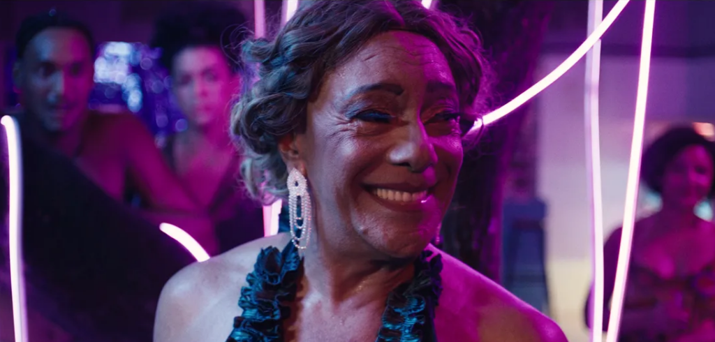 mulher trans sorrindo